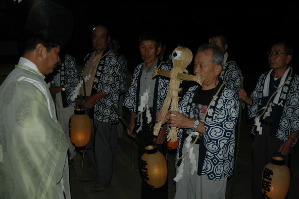 神社に「ひとつもの」を奉じる様子