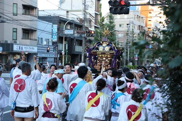 町内神輿(ちょうないみこし)の渡御(とぎょ)や縁日も開かれます