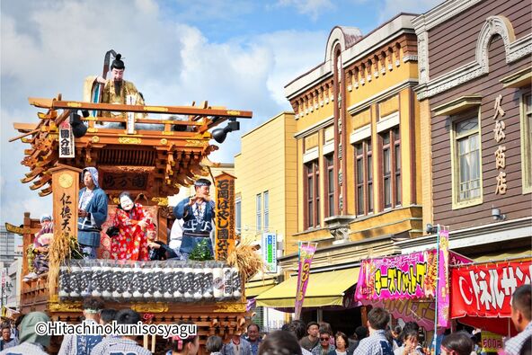 中心市街地にはさまざまな屋台が立ち並び、山車などを観覧するだけではなく、祭りグルメも楽しめます