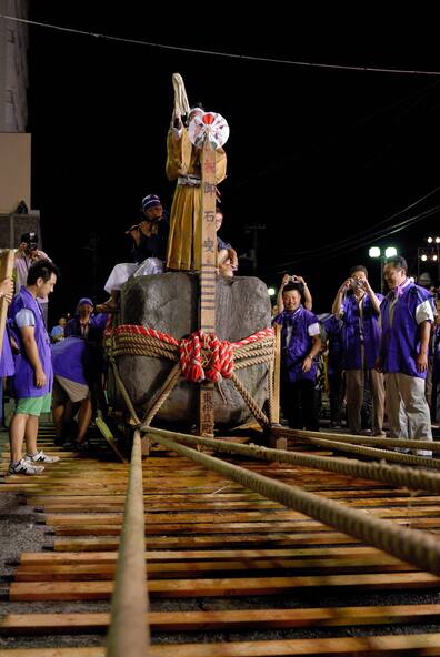 曳き手(ひきて)が力をあわせて巨石を動かします