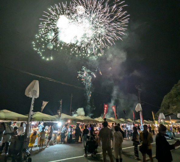 たくさんのグルメブースが並び、夜祭り気分が盛り上がります(過去開催時の様子)