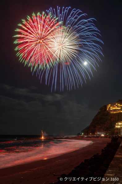 東伊豆の夜空を花火が彩ります