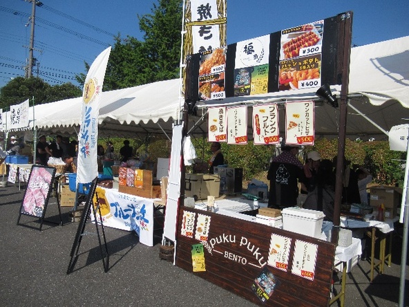地元グルメを楽しめる屋台や地元飯コーナーも充実!
