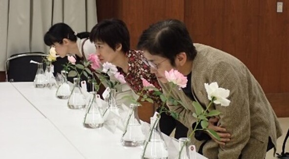 講演会では、テキストとして「平成のバラの香り分析」別刷を配布