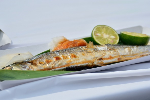 ふっくらとした身にカボスをきゅっと絞っていただきます!(画像:のびー / PIXTA)