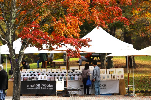 紅葉の横で、移動書店「analog books」でのお買い物も楽しめる