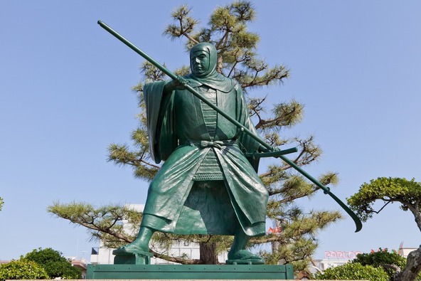 JR紀勢本線「紀伊田辺駅」の駅前に飾られている弁慶の像(画像提供:legao/PIXTA)