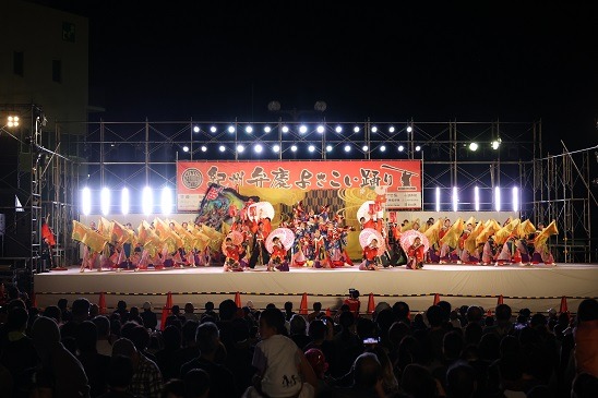 「紀州弁慶よさこい踊り」は観客も一緒に盛り上がります