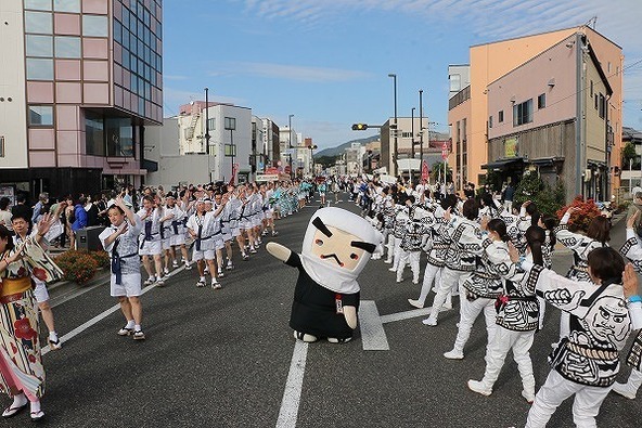 軽快なリズムの曲に合わせて、たくさんの人が踊ります