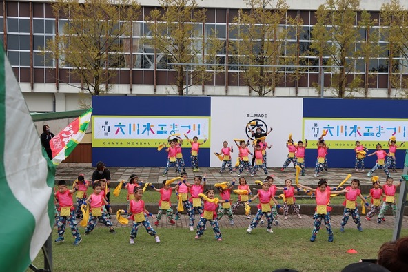 祭りでは、子供たちのかわいいダンスの披露も!