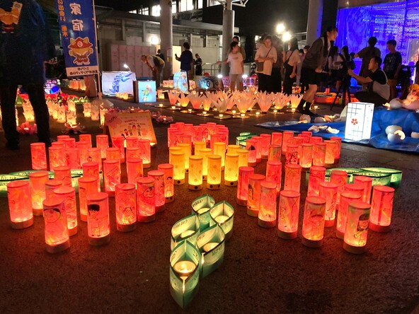 色とりどりの創作灯ろうが夜の駅前をやさしく照らし出します