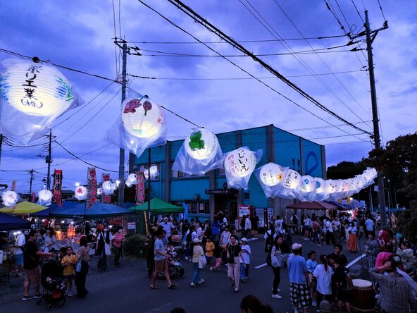 テントショップが並ぶ「夕焼けバザール」の様子