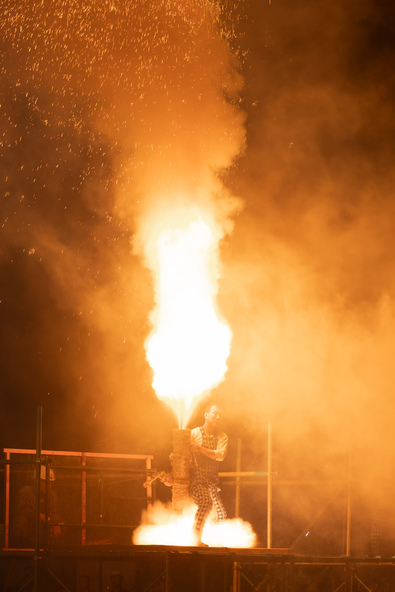 火の粉を浴びながら堂々と構える揚げ手の勇壮な姿に感動!