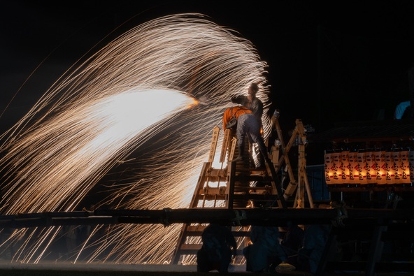 火の粉が流れる軌跡が夜空に描かれ、迫力あふれる光景が満喫できます