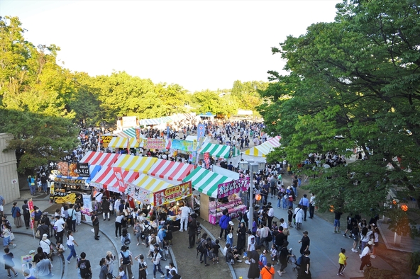 「ときめき広場」には、バラエティ豊かな出店が並びます