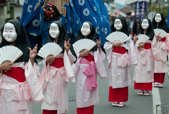 おかめやひょっとこの踊り手たちも登場。行列に彩りを添えます