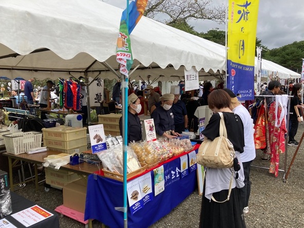 にぎやかな祭りのムードのなかお買い物を楽しみましょう