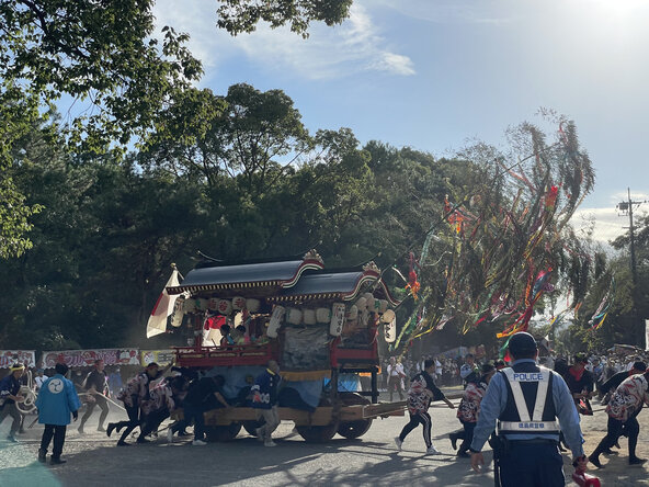 ダンジリや関船が走り抜ける際は、安全な場所で観覧してください