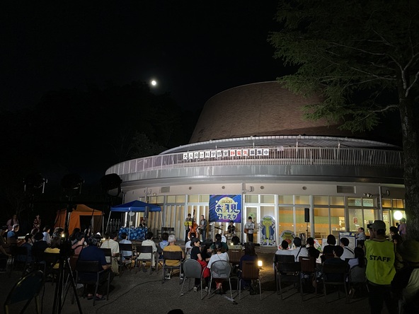 お昼はダンスステージ、夜は大人向けのジャズステージに変身!