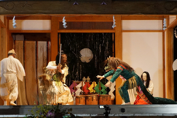 演目「大蛇の舞」とともに、笙(しょう)や龍笛(りゅうてき)などの優美な音色が参加者を魅了します