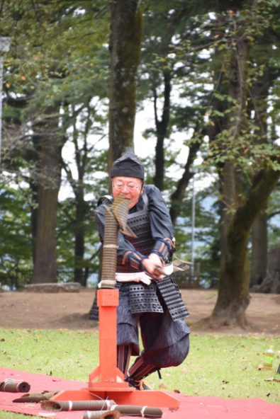 「奉納居合」(ほうのういあい)などの演武に子供たちも思わず釘付けに!