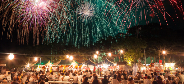秋の澄んだ空気の中で楽しむ花火は夏とはひと味違います