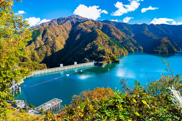 四季ごとに表情を変える「奥多摩湖」は奥多摩町のシンボル的なスポット