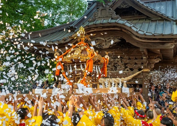 神輿練り歩き&宮太鼓で熱気に包まれます