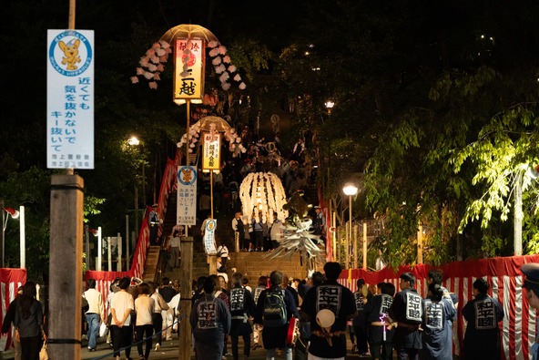 迫力ある万灯練供養に子供たちも思わず釘付けに!