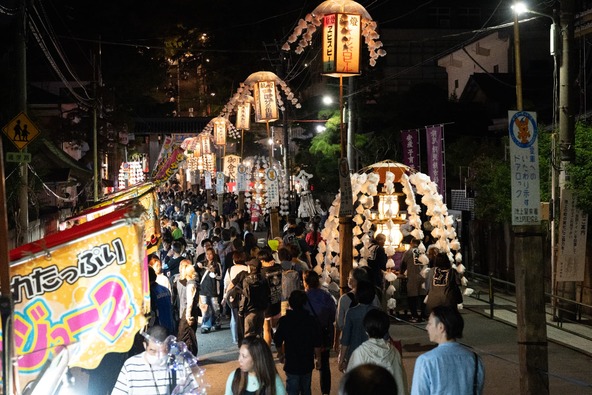 参道には屋台も立ち並び、祭りムードに包まれます