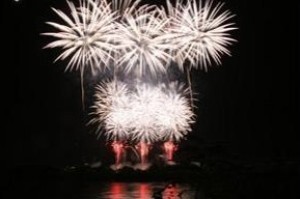 音楽に合わせて花火が打ち上げられる「音楽花火」が楽しめる江南の秋の風物詩