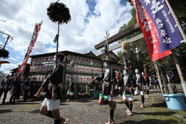 “暴れ神輿”とともに山車が練り歩きます