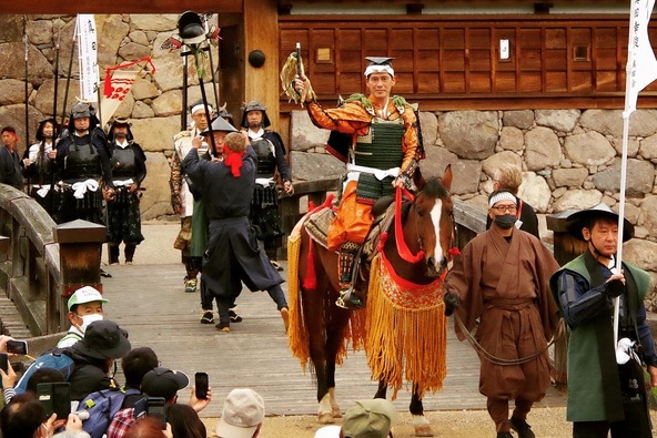 戦国時代特有の勇壮な甲冑や華やかな衣装は必見!