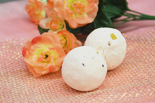 同園で採れたバラの花弁入り発砲入浴剤づくりも実施(1組につき1個作成、300円)