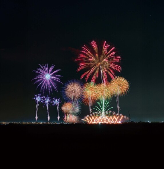 カラフルな花火が夜空を彩ります(過去開催時の様子)