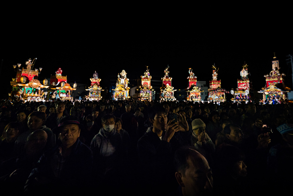 夜になると、山車に飾られた提灯(ちょうちん)が点灯し、幻想的な雰囲気に包まれます