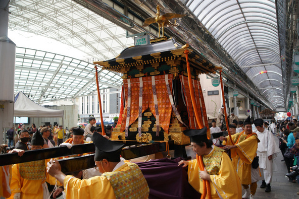 10月21日に行われる「秋山祭」の付け祭りとして発展し、例年10月の最終土曜と日曜に行われています