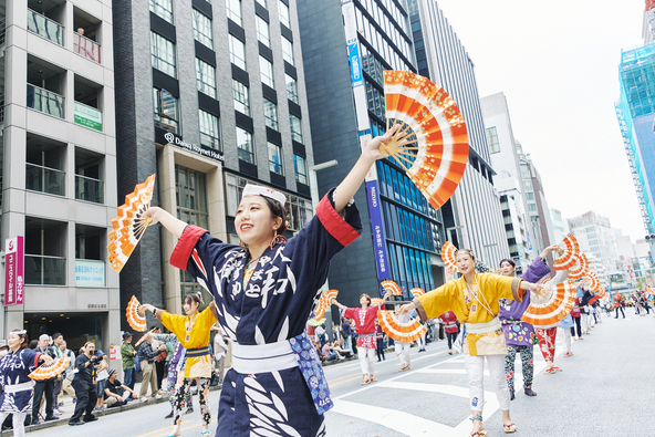 「阿波おどり」「仙臺すずめ踊り」など、さまざまな祭りや踊りによるパレードは必見!