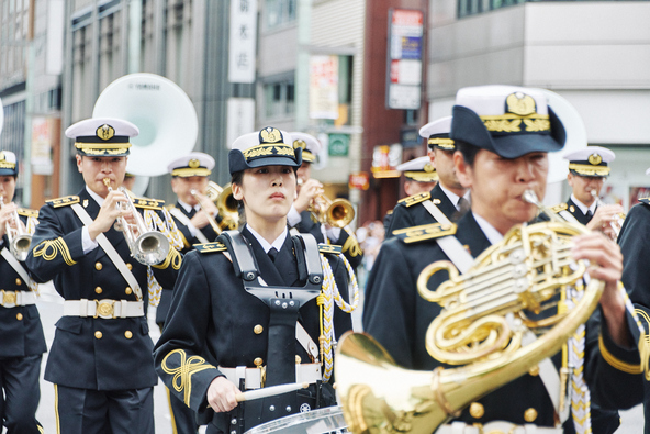幅広いパフォーマンスを披露しながらのパレードに子供たちも興味津々!