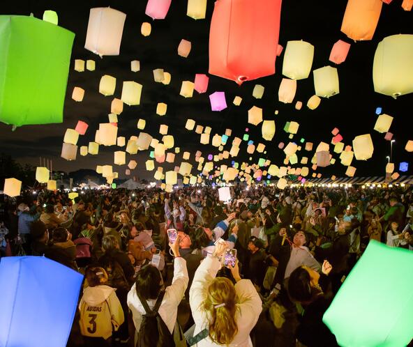 「大磯スカイランタンフェスティバル」2024の様子