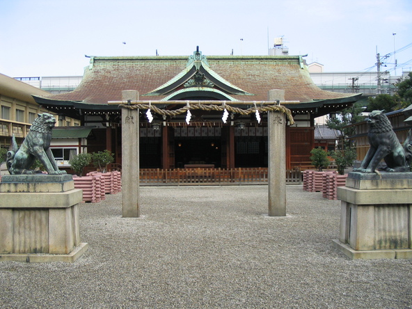 南側の門から参拝すると正面に本殿があります