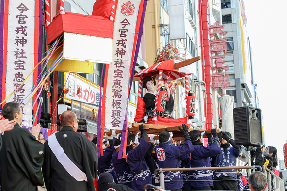 行列には数百名もの人々が参加します