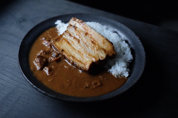 沖縄県多良間村の豚肉使用、カカオニブを効かせたビターカレー