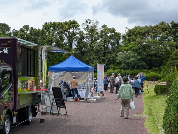 「ばらフェア」にはキッチンカーも登場(写真は2024年の様子)