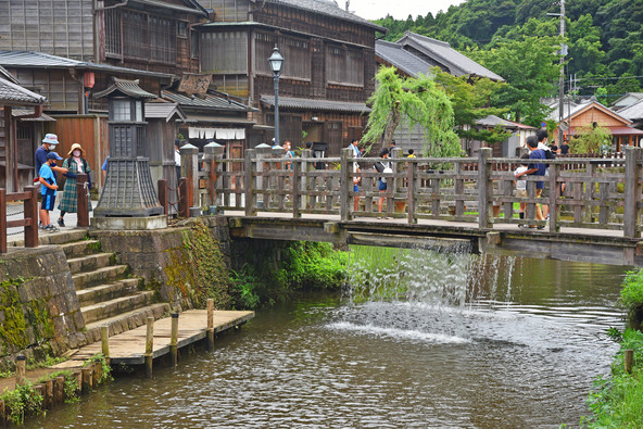 樋橋と佐原の小野川沿いの町並み。