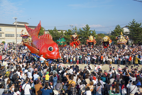 唐津市内一帯が祭りの熱気に包まれます