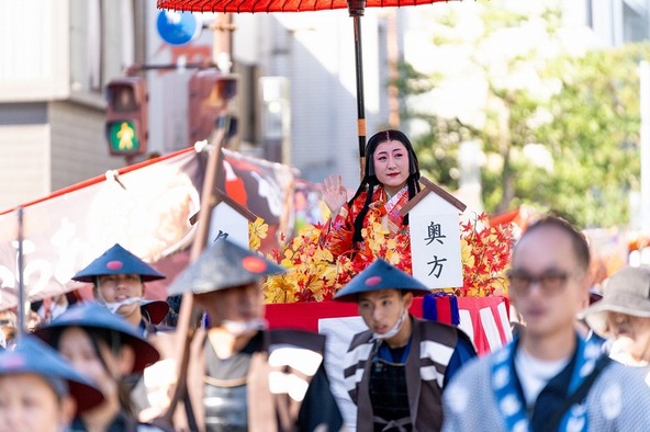 華やかな冬姫や勇壮な甲冑に身を包んだ武者など、大迫力の武者行列は必見