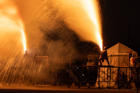 轟音とともに火の粉が舞い散り、会場全体が熱気に包まれます