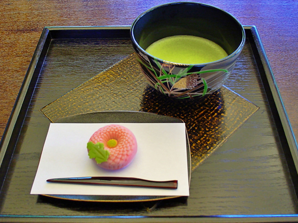 立礼席の呈茶サービス (お茶+和菓子 650円~) ※お菓子は写真と異なる場合があります