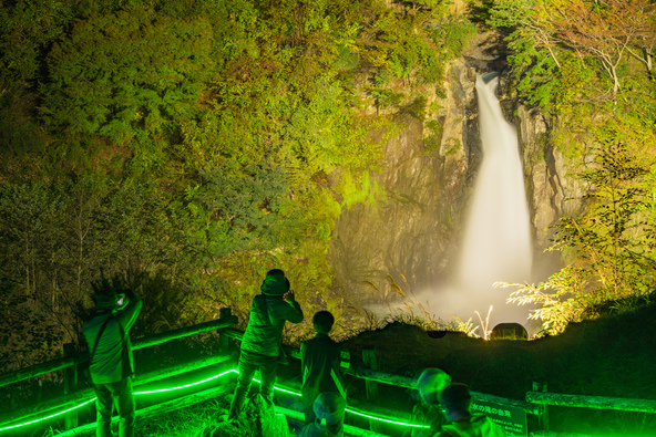 ライトアップされた「赤水の滝」(画像提供:Yoshitaka / PIXTA)※過去開催時の様子